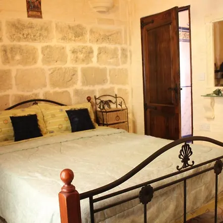 בית נופש Charming In Għarb